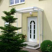 Gelbes Haus mit Haustürvordach aus Rosenthal-Bielatal