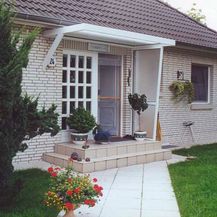 Gelbes Haus mit Haustürvordach aus Rosenthal-Bielatal