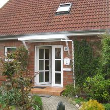 Gelbes Haus mit Haustürvordach aus Rosenthal-Bielatal