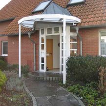 Gelbes Haus mit Haustürvordach aus Rosenthal-Bielatal