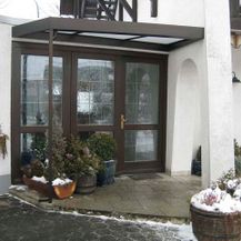 Gelbes Haus mit Haustürvordach aus Rosenthal-Bielatal