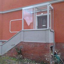 Gelbes Haus mit Haustürvordach aus Rosenthal-Bielatal