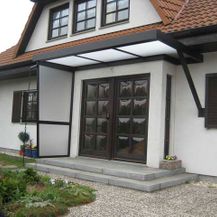 Gelbes Haus mit Haustürvordach aus Rosenthal-Bielatal
