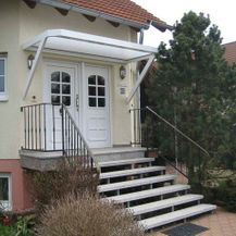 Gelbes Haus mit Haustürvordach aus Rosenthal-Bielatal