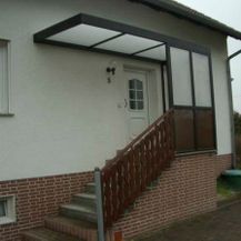 Gelbes Haus mit Haustürvordach aus Rosenthal-Bielatal