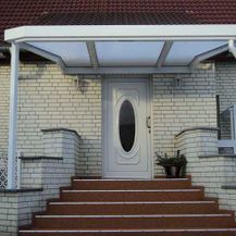 Gelbes Haus mit Haustürvordach aus Rosenthal-Bielatal
