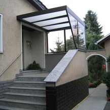 Gelbes Haus mit Haustürvordach aus Rosenthal-Bielatal