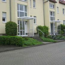 Gelbes Haus mit Haustürvordach aus Rosenthal-Bielatal