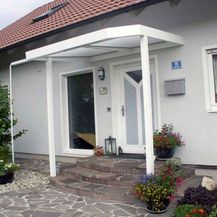 Gelbes Haus mit Haustürvordach aus Rosenthal-Bielatal