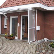 Gelbes Haus mit Haustürvordach aus Rosenthal-Bielatal
