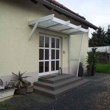 Gelbes Haus mit Haustürvordach aus Rosenthal-Bielatal