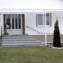 Gelbes Haus mit Haustürvordach aus Rosenthal-Bielatal