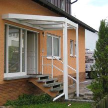 Gelbes Haus mit Haustürvordach aus Rosenthal-Bielatal