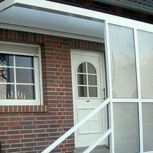 Gelbes Haus mit Haustürvordach aus Rosenthal-Bielatal